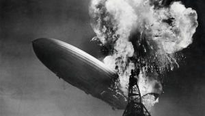 Luftskeppet Hindenburg visade att väte inte är helt lätt att handskas med. Luftskeppet Hindendburg som exploderar.