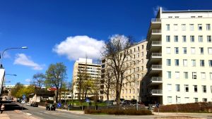 Bergendahl säger att det känns trevligt att vara vid ÅUCS och Egentliga Finlands sjukvårdsdistrikt. Han har tidigare arbetat vid Åbo universitet. en tom sidogata med höghus vid sidorna i blått, klart, vårväder