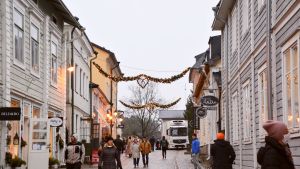 Borgåbor kan anmäla egna evenemang för att fira jubileumsåret. Folk går i Gamla stan i Borgå