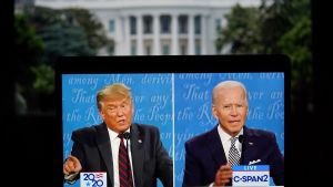 Kreml hade helst sett att Trump skulle sitta kvar på presidentposten, men av Biden förväntar man sig en mer förutsägbar politik. Donald Trump och Joe Biden på en tv-skärm. I bakgrunden syns Vita huset.