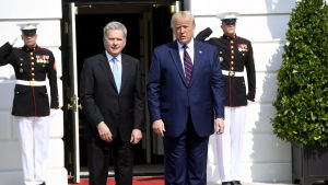 Niinistö träffade Trump i början av oktober i Washington. President Sauli Niinistö och USA:s president Donald Trump framför Vita Huset i Washington.