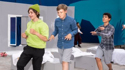 Edward Friis som Peter Pan tillsammans med Kaspian Korenius och Jakob Holmberg smyger fram över scenen i en rad.