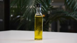 Olivolja passar bra som krydda för salladen, tipsar Olli Ilander. Oliiviöljypullo