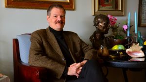 Har du satt dig bekvämt? Det har åtminstone Veli Pekka Toropainen. Han forskar i finsk historia och är särskilt insnöad på 1600-talet. en man sitter i brun murrig kostym i en fåtölj