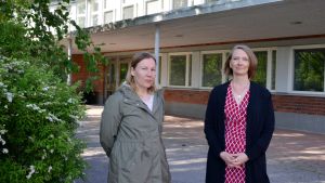 Sara Illman och Satu Björkstén har båda haft flere barn i Smedsby skola. Sara Illman och Satu Björkstén utanför Smedsby skola i Esbo.