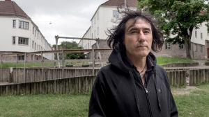 Patricio Galvez har funderat mycket på sin dotter Amanda och hennes val. Han är inte muslim och hade ingen aning om vad hon höll på med. Men han känner stor skuld som förälder. på bild syns en man med hus i bakgrunden.
