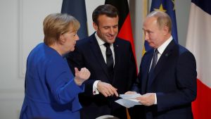 Ryssland har andra mål än väst och därför resulterar försöken att återställa vänskapliga relationer i besvikelse, uppger rapporten. Angela Merkel, Emmanuel Macron ja Vladimir Putin