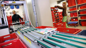 Det är fullt upp på logistikenheten där Helmet-böckerna sorteras. Böcker i lådor.