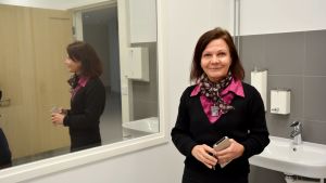 Susanne Karlsson hoppas fylla de platser som återstår så snart som möjligt för att verksamheten ska kunna fungera optimalt. En kvinna med mörkt hår och mörka kläder