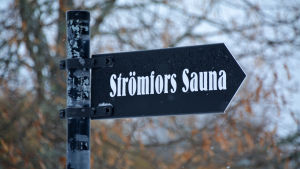 Bastun är en av de byggnader som också är till salu på bruksområdet. Skylt som visar vägen till bastun på Strömfors bruks område i Lovisa
