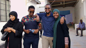 Deeq Mohamed (i mitten till vänster) var med om att grunda Gulivery. Han flyttade till Somalia för några år sedan efter att ha levt i exil i Storbritannien. Abdullahi Mohamed (i mitten till höger) bodde länge i Sverige och har återvänt til Somalia. Kvinnorna på bilden uppgav inte sina namn. Två kvinnor och två män poserar.