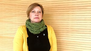 Vi kan alla nyttja sådana här kunskaper som vi har i det här programmet som att lära sig djupandning och lugna ner sig med olika övningar. Det skadar ingen av oss, säger Malin Kinnunen. en kvinna med neutral min står i gula kläder framför en trävägg