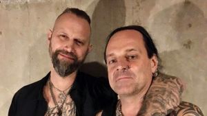 Jesper och Peter i träningslokalen i Upplands Väsby. Jesper Norkko och Pete Dolls från Blackribbon poserar.