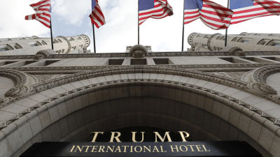 Trump international hotel med en massa amerikanska flaggor.