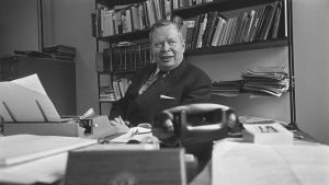 Kirjailija Armas J Pulla työhuoneessaan 1970.