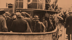 Punavankeja viedään laivalla Suomenlinnaan huhtikuu 1918.