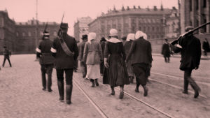 Naispunavankeja kuljetetaan helsingin keskustassa huhtikuussa 1918.
