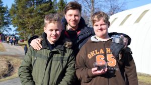 Johan Santalahti, projektansvarige Jonas Bergström och Ricko Telenius gillade att besöka gårdarna. Ricko Telenius, Santalahti och Jonas Bergström står tillsammans ute på en gård.