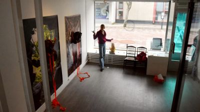 kvinna i konstgalleri