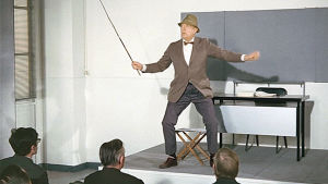 Jacques Tati pitää kurssia lyhytelokuvassa Koomikkojen iltakoulu