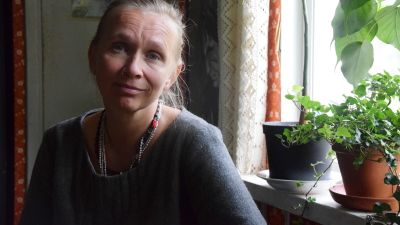kvinna invid fönster