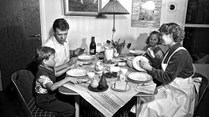 Tavaratalon kodin viikko, Osuusliike Elannon mainoskuva, perhe kotona ruokapöydän ääressä. Kuva vuodelta 1954. Tavaratalon kodin viikko, Osuusliike Elannon mainoskuva, perhe kotona ruokapöydän ääressä. 1954