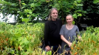 man och kvinna i grönska