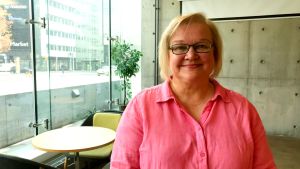 Ångest är en del av vårt liv och en känsla som vi alla har ibland och det kan påverka barnets beteende och känslor i kroppen, säger psykologen Tarja Korpilahti-Leino. en blond kvinna står invid glasfönster i ett ljust rum