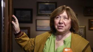 Författaren och Nobelpristagaren Svetlana Aksijevitj öppnade sin dörr för journalister på måndagen, efter att hon vägrat släppa in okända män. Författaren och Nobelpristagaren Svetlana Aksijevitj öppnade sin dörr för journalister på måndagen, efter att hon vägrat släppa in okända män.
