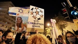 Lördagen den 20 mars demonstrerade 20 000 israeler mot Benjamin Netanyahu som de anser vara korrupt. En korruptionsrättgång mot Likud-ledaren pågår. Demonstranter visar sitt missnöje mot Benjamin Netanyahu - en skylt visar Netanyahu som del av ett korruptionsnätverk. En korruptionsrättegång mot Netanyahu pågår i Israel.