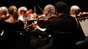 Den klassiska musiken dominerar fortfarande i de flesta musikskolor. En violinorkester.