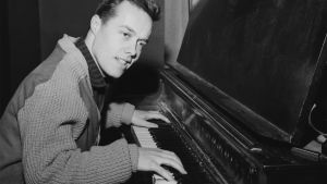 Kapellimestari Jorma Panula soittaa pianoa 1960.