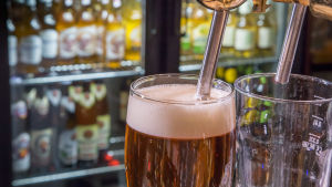 Riklig konsumtion av alkohol är inte enda orsaken till fettlever - tvärtom. Ölstop på krog