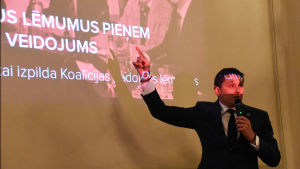 Artuss Kaiminš som här presenterar KPV LV:s program, kan tänka sig att samarbeta med Harmoni. Artuss Kaiminš som här presenterar KPV LV:s program, kan tänka sig att samarbeta med Harmoni.