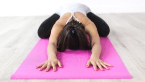 Mindfulness och yoga blivit allt mer trendigt mot slutet av 2010-talet. En kvinna som yogar.