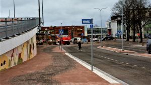 Kameror kommer att finnas också där bussarna stannar. Uppfarten på en bro intill en stenbelagd gata och några skyltar för bussar.