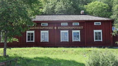 rött hus med vita knutar
