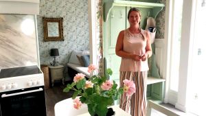 Det har varit som ett hål när man inte kunnat övernatta på Bergö, säger Bergöbon Nina Westman-Enroth. Men om ingen annan gör något får man göra det själv och den tuffa coronavåren för turismbranschen skrämmer henne inte. en kvinna står i ett ljust rum för övernattning och boende