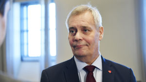 Antti Rinne hade ett rött hjärta på kragen då han återvände till riksdagen. SDP:s ordförande Antti Rinne.