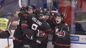 Kanada vände matchen i den sista perioden. Kanadensiska U20-spelare firar ett mål.