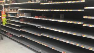 Butikshyllorna tomma på mat. Butikshyllorna gapar tomma i Miramar inför orkanen Irma