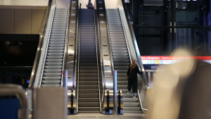 Rulltrapporna till och från perrongerna får kritik. Ihmisiä menossa liukuportaissa