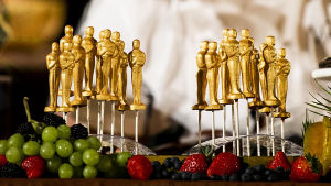 Oscar-patsaita koristeina Oscar-patsaita koristeena, viinirypäleitä ja mansikoita edessä