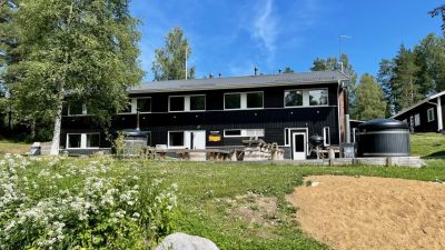 Ett stort mörkt trähus.