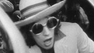 Mick Jagger aurinkolasit päässä.