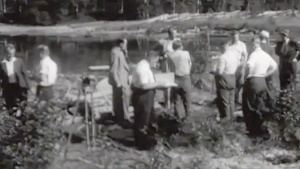 Joukko miehiä tutkimassa suohautaa 1959. 