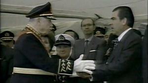 Augusto Pinochet luopui armeijan ylipäällikön tehtävästä ja luovutti valtansa symbolin valtikan seuraajalleen kenraali Ricardo Izurietalle seremoniassa 10. maaliskuuta 1998.