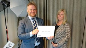 Social- och hälsovårdsminister Wille Valve och specialsakkunnig vid Ålands landskapsregering Ulla Liisa Latvala noterar att särskilt elever i årskurserna sju till nio behöver särskilda insatser. Social- och hälsovårdsminister Wille Valve håller upp ett papper med texten "Hälsa i skolan 2019". Bredvid står specialsakkunnig vid Ålands landskapsregering Ulla Liisa Latvala.