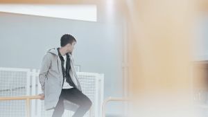 nuori mies istuu kaiteella