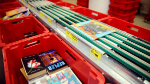 Många bibliotekskunder returnerar böcker som de lånat på Ode till något annat bibliotek. Det här medför att arbetsbördan på logistikenheten har ökar markant. Böcker i lådor.